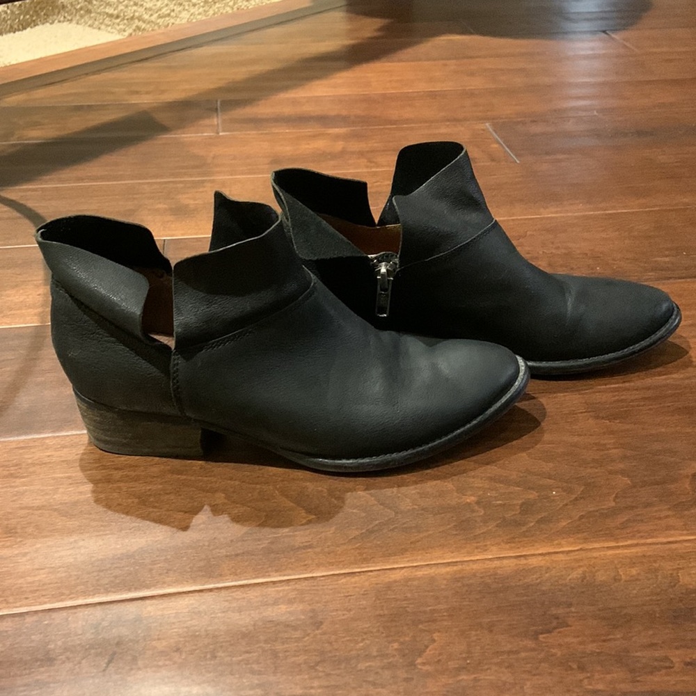 Seychelles black ankle booties. Size 6